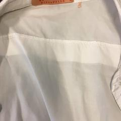 Camisa White, segons ha informat MEININGER Hotel Brussels City Center mitjançant iLost