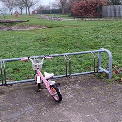Een klein roze fietsje, 16inch wielen., iLost에 보고됨