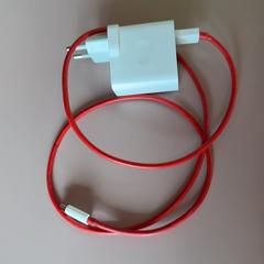 アダプタ & 充電器 Red がiLostで ibis Styles Rotterdam Ahoy によって報告されました