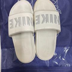Pantuflas White plastic women slippers, segundo informou Vienna House Easy by Wyndham Amsterdam Airport usando iLost