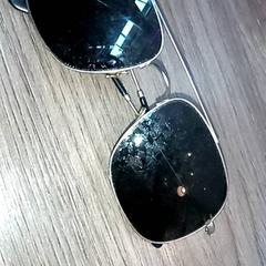 Gafas de sol, segundo informou Leonardo Royal Hotel Amsterdam usando iLost
