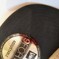 Boné de baseball noire et beige, como reportado por TCL utilizando o iLost