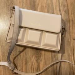 Sac Nude, a été signalé par MEININGER Hotel Marseille Centre la Joliette utilisant iLost