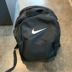 Mochila Nike zwart, ha sido reportado por Gemeente Amsterdam con iLost