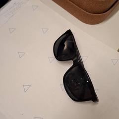 Gafas de sol Plastique noir, segundo informou IKEA Hénin-Beaumont usando iLost