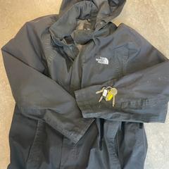 Softshellový jas North Face zwart, jak nahlášeno ACTA pomocí iLost