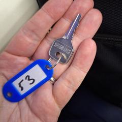Sleutel met blauwe sleutelhanger, met nummer  : 53, ha sido reportado a iLost