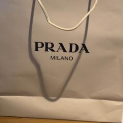 Purchase prada がiLostで Designer Outlet Roermond によって報告されました