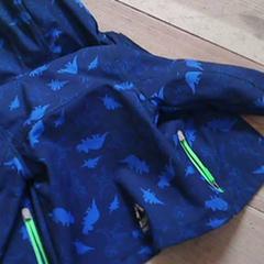 Jaqueta blauw met dinopatroon, segons ha informat Het Spoorwegmuseum mitjançant iLost