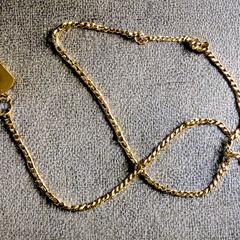 Gouden ketting met hanger, amint azt az iLostnak jelentették.