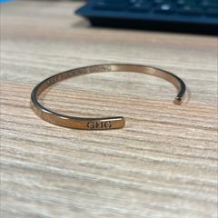 Pulseira rosé gold, bangle, como reportado por Vrije Universiteit Brussel (VUB) utilizando o iLost