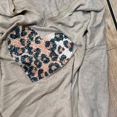 Maglione Beige cœur léopard, come riportato da IKEA Lille utilizzando iLost