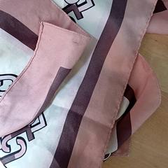 Choker Rose avec motifs, zgłoszono przez IKEA Tours przy użyciu iLost