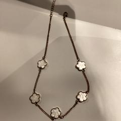 Collana Gold and white, come riportato da MEININGER Hotel Paris Porte de Vincennes utilizzando iLost