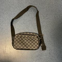 バッグ がiLostで Breng Arnhem によって報告されました