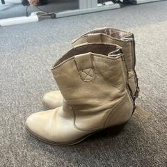 Shoes, as reported by Gebo Tours using iLost