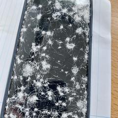 IPhone  zwart, amint azt az iLostnak jelentették.