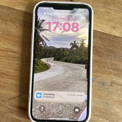 Blauwe IPhone 14 in roze hoesje, come riportato a iLost