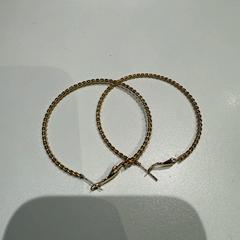 Kolczyk Golden, zgłoszono przez MEININGER Hotel Bruxelles Gare du Midi przy użyciu iLost