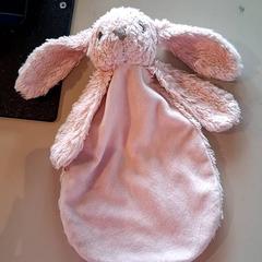 Plüss Konijn roze, amint azt Familiepark Drievliet az iLost segítségével jelentette.