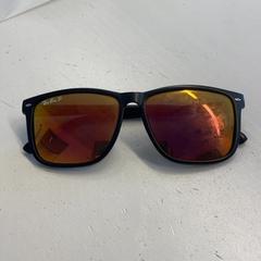 Gafas de sol, segundo informou Milkshake Festival usando iLost