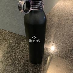 Botella de auga zwart, segundo informou Van der Valk Hotel Wolvega Heerenveen usando iLost