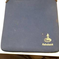 Laptop cover van rabobank Blauw, iLost를 사용하여 Bibliotheek Neude (Utrecht)에 보고됨