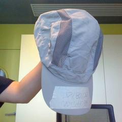 Gorra de beisbol grise, ha sido reportado por MEININGER Hotel Lyon Centre Berthelot con iLost
