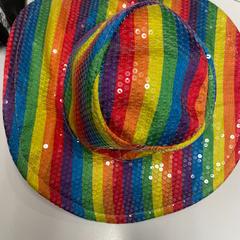 Sombreiro rainbow sparkling, segundo informou Vienna House Easy by Wyndham Amsterdam Airport usando iLost