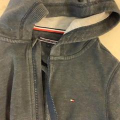 Vestje Grijs Tommy hilfiger، كما تم الإبلاغ عنه بواسطة Artis عبر iLost