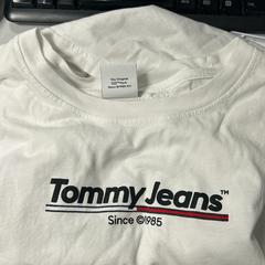 Ing wit tommy jeans shirt, amint azt Haven Hotel Rotterdam az iLost segítségével jelentette.