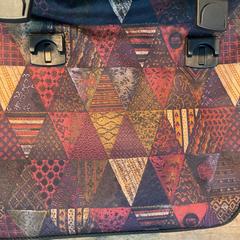 Bolsa de bicicleta Gekleurd rood/bruin, ha sido reportado por Gemeente Amsterdam con iLost