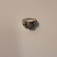 指輪 Zilveren ring met steentje がiLostで Vrije Universiteit Brussel (VUB) によって報告されました