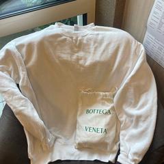 Witte trui en babyspullen, iLost를 사용하여 Hotel Apeldoorn에 보고됨