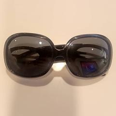 Gafas de sol, segundo informou RAI Amsterdam usando iLost