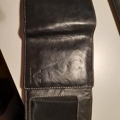 Wallet black Armani، كما تم الإبلاغ عنه عبر iLost