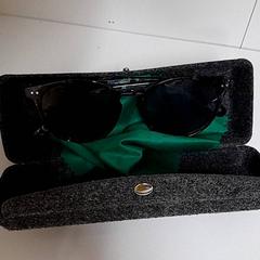 Gafas de sol & Estuche de anteojos Zonnebril in brillendoos, ha sido reportado por IKEA Utrecht con iLost