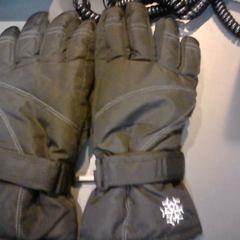 Guantes, ha sido reportado por SnowWorld Landgraaf con iLost