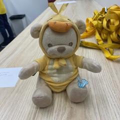 Plyšová hračka beige nalle med gul ankdräkt, jak nahlášeno IKEA Jönköping pomocí iLost