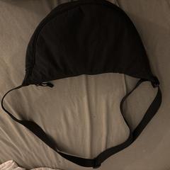 Zwarte fannypack, segons s'ha informat a iLost