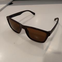 Gafas de sol Zwart, ha sido reportado por H’ART Museum con iLost