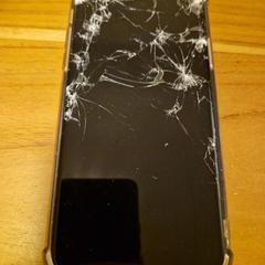 Iphone with some papers in case, amint azt az iLostnak jelentették.