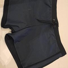 Shorts Donkerblauw met zwart, a été signalé par Van der Valk Hotel Schiphol utilisant iLost