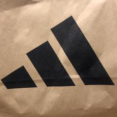 Purchase adidas, segons ha informat Designer Outlet Roermond mitjançant iLost