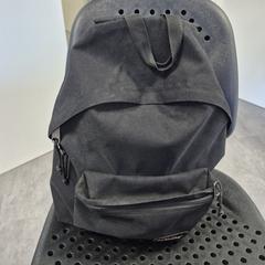 Mochila zwart eastpak, ha sido reportado por Arriva Twents con iLost