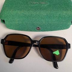 Occhiali da sole Zwart, groen hoesje, come riportato da Dolfinarium utilizzando iLost