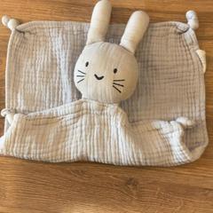 Doudou lapin, a été signalé par MEININGER Hotel Marseille Centre la Joliette utilisant iLost