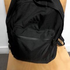 Hátizsák Adidas, amint azt Connexxion Hoeksche Waard Goeree Overflakkee az iLost segítségével jelentette.