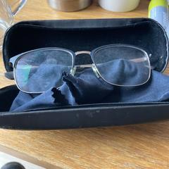 Bril Ray-ban in zwarte brillenkoker, segons s'ha informat a iLost