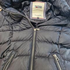 Chaquetas zwart, ha sido reportado por Regio Oost-Vlaanderen con iLost